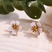 Load image into Gallery viewer, Delicate flower-shaped earrings with white petals and gold center on a white background. They emit an elegant, sophisticated tone.