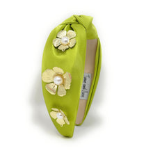 Load image into Gallery viewer, Elegant headband featuring three golden flowers and pearl centers.