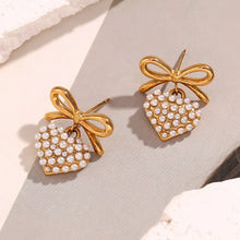 Load image into Gallery viewer, 18k Gold plated earrings with heart-shaped pearl details on a light background