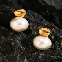 Load image into Gallery viewer, Pair of pearl earrings with 18k gold plated 
