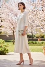 Load image into Gallery viewer, White Flowers Beaded Clutch Purse