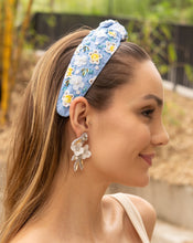 Load image into Gallery viewer, Beautiful earrings designed with floral elements, perfect for a chic look.