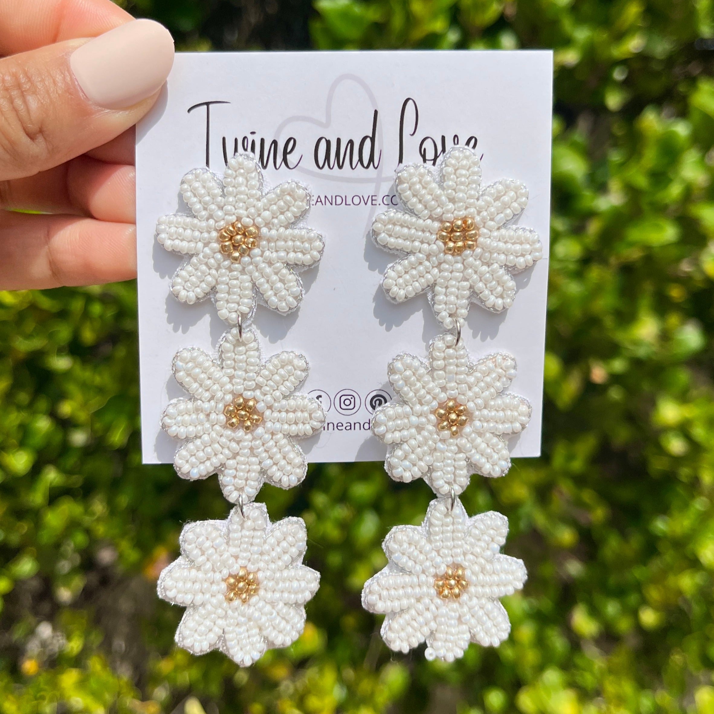 Daisy Beaded Earrings, White Beaded Earrings, Floral Beaded Earrings